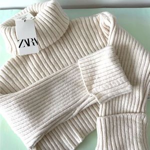 Beige turtleneck short sweater